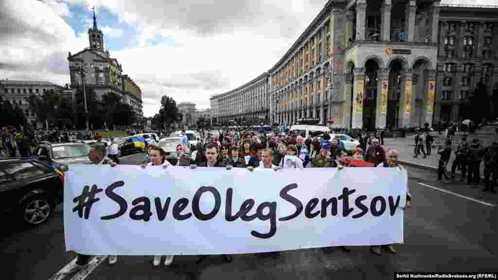 У Києві на Майдані Незалежності кілька сотень людей вийшли на акцію підтримки ув’язненого режисера Олега Сенцова та інших українських політв’язнів Кремля