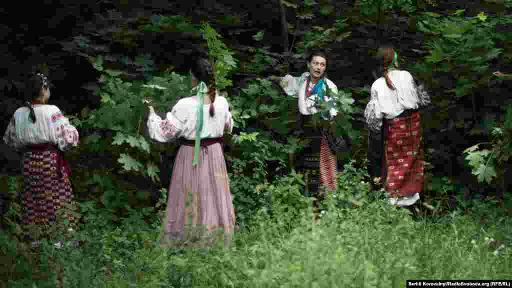 Дівчата збирають «зілля»