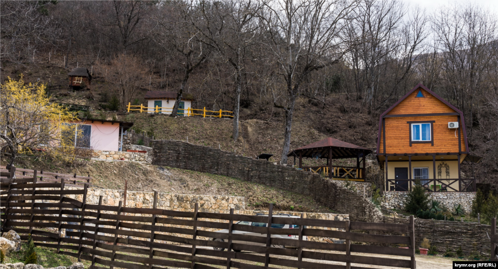 «Зеленые» усадьбы расползаются по горным склонам 
