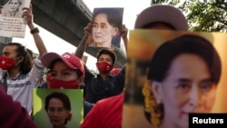 د انګ سان سوچي پلویانو د تای لنډ په بنکاک کې د میانمار سفارت مخې ته د پوځي کودتا خلاف لاریون وکړ. ۲۰۲۱، ۰۱ فبروري