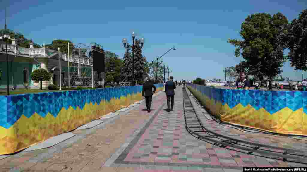 Біля Маріїнського палацу зроблений спеціальний коридор. Це пов’язано із тим, що декілька подій відбуватимуться саме там