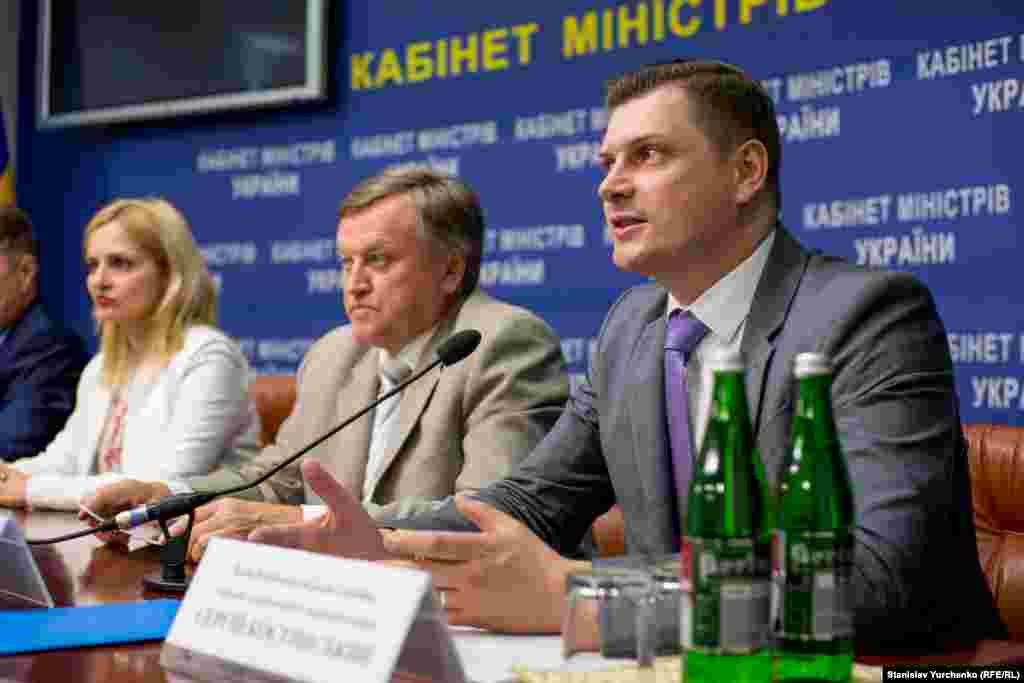 С 3 октября в эфире Радио Крым.Реалии будет выходить программа «Крымский пармезан». Вести ее будут Александр Янковский, Павел Казарин и Севгиль Мусаева-Боровик