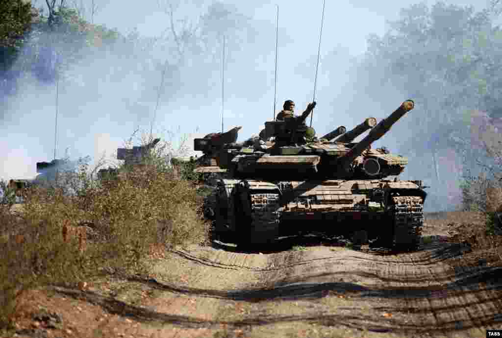 Бойовики «ЛНР» відводять від лінії зіткнення озброєння калібром до 100 мм в районі селища Олександрівськ, Луганська область, 3 жовтня 2015 року