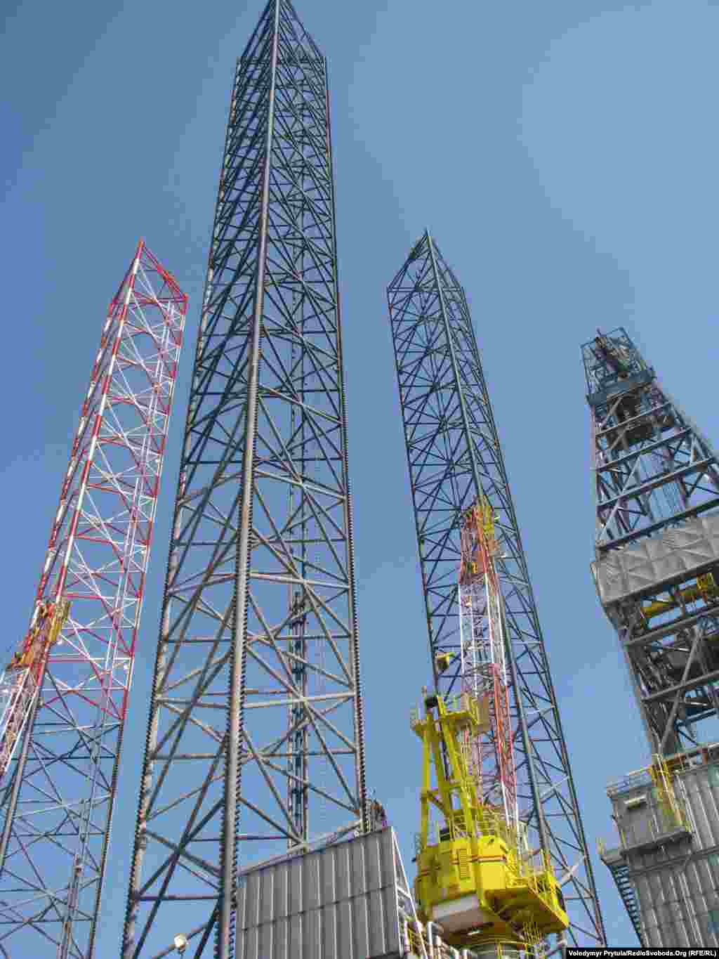 Опорные колонны «Петра Годованца», высотой 120 метров, для транспортировки под мостами Босфора в 2012 году разрезали на 6 частей.