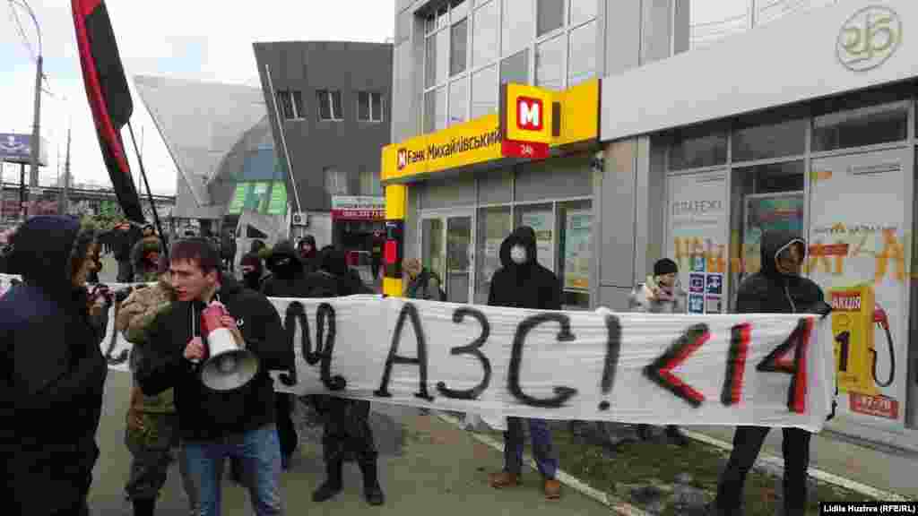 Напис на транспаранті – «ні російським АЗС». В мегафон виголошували рефрен відомої пісні про Путіна.