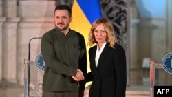 Прем’єр-міністерка Італії Джорджа Мелоні (праворуч) і президент України Володимир Зеленський (ліворуч) тиснуть один одному руки після зустрічі у Римі, Італія, 10 жовтня 2024 року. Архівне фото