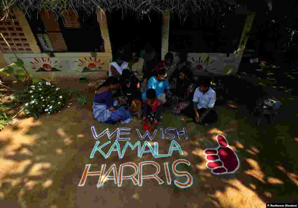 У Паїнґанаду жінки й діти написали на землі послання для кандидатки Гарріс «Бажаємо Камалі Гарріс» і намалювали як побажання великий «палець угору»