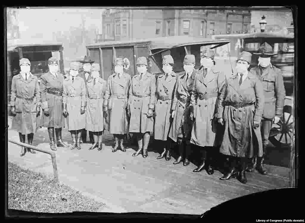 Члени моторизованих бригад Червоного Хреста в Сент-Луїсі заступають на службу, 10 жовтня 1918 року. На відміну від Філадельфії, влада Сент-Луїсу в штаті Міссурі вирішила скасувати парад на честь «Закону про позики свободи» і рекомендувала городянам не збиратися у великі групи. Були також закриті школи.