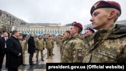 Участь президента України Петра Порошенка у церемонії перейменування Високомобільних десантних військ (ВДВ) у Десантно-штурмові війська (ДШВ) і встановлення Дня Десантно-штурмових військ ЗСУ. 