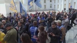 Угорські паспорти для українців у Берегові: «Нацдружини» і «Нацкорпус» прийшли до Клімкіна – відео Угорські паспорти для українців у Берегові: «Нацдружини» і «Нацкорпус» прийшли до Клімкіна – відео