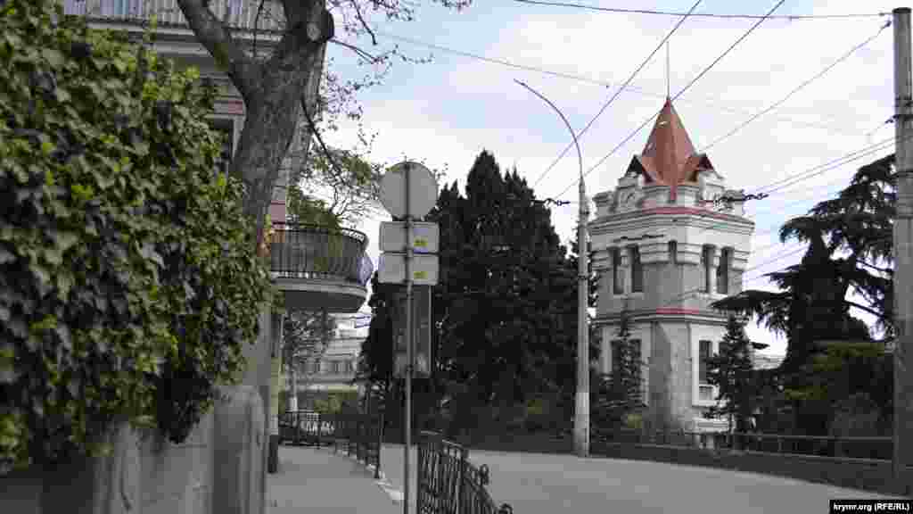 Помимо главного православного храма Ялты, улица Садовая имеет еще одну историческую достопримечательность – башню Врангеля. Называют ее так в честь ее владельца – барона Андрея Врангеля, который построил это здание с башней в 70-х годах ХIX-века и установил на нем главные городские часы