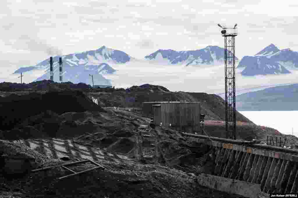 Согласно подписанному в 1920 году договору, если страна хочет оставаться на Шпицбергене, она должна вести здесь какую-то деятельность. Исторически сложилось, что это – добыча угля.