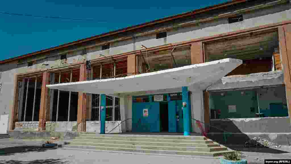 За сквером – старый клуб, в котором идет ремонт