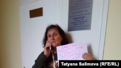 Пенсионерка из Томска Римма Круць проводит одиночный пикет у приемной руководителя Следственного комитета России