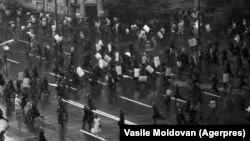 O intervenție a forțelor de ordine ăn Piața Universității, în timpul mineriadei din iunie 1990.