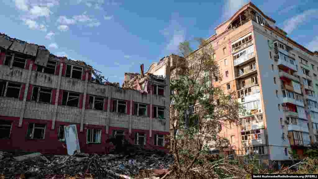 Російська армія б'є по цивільних спорудах та житловим будинках Бахмута. 4 червня 2022 року