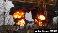 Пожежа почалася близько другої години ночі на вулиці Індустріальній, де, за відкритими даними, розташований нафтопереробний завод компанії «Роснефть» (фото ілюстраційне)