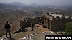 چارواکي ادعا کوي چې په ځوابي ډزو کې بریدکوونکي وتښتېدل. پخوانی انځور