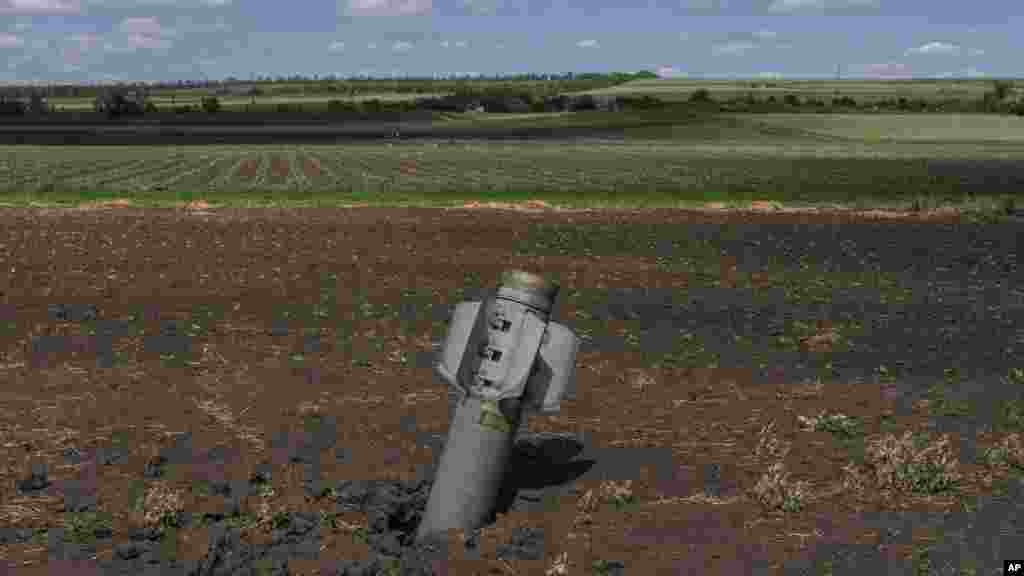 Російський снаряд у полі поблизу Соледара, що на Донеччині. 6 червня 2022 року. 29 квітня у Міністерстві сільського господарства України повідомили, що майже 30% сільськогосподарських угідь країни зараз є окупованими або небезпечними й такими, що не можуть оброблятися. Через вторгнення Росії в Україну в деяких з найбідніших і вразливих країн світу зросли ціни на хліб