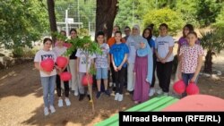 Učenici dvije škole sa zapadnog i istočnog dijela grada, koji je i 27 godina nakon rata podijeljen, posadili su drvo prijateljstva. U istočnom dijelu grada, gdje je škola u čijem dvorištu je posađeno drvo, uglavnom živi bošnjačko stanovništvo, a na zapadnom hrvatsko.