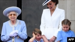 Єлизавета II на балконі Букінгемського палацу з правнуками та герцогинею Кембриджською Кетрін, 2 червня