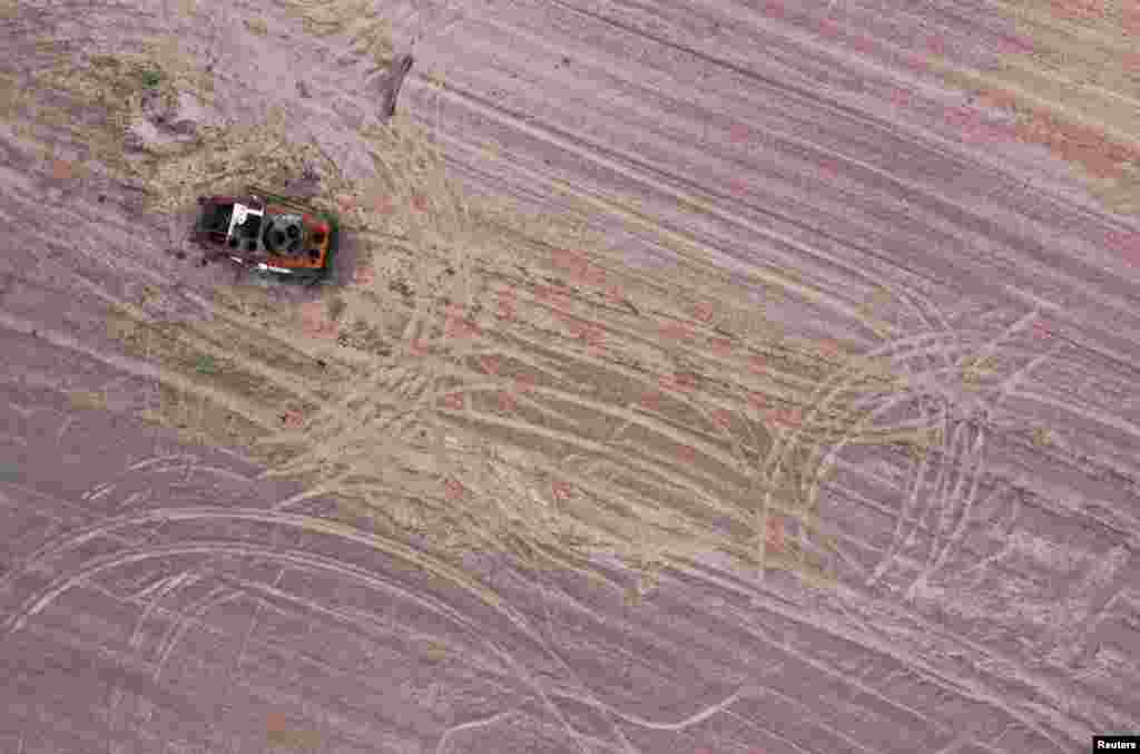 Знищений військовий автомобіль на раніше замінованому полі в Чернігові. ( фото з кінця травня). У звичайний сільськогосподарський сезон українські аграрії працювали б за суворим графіком. Тепер фермери чекають безпечної миті – часто вночі під покровом темряви. Проблем, з якими стикаються фермери, багато: брак дизельного палива, невибіркові удари російської артилерії, міни, обвуглені залишки бронетехніки на їхніх полях, нестача працівників  