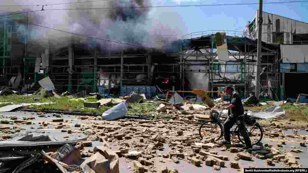 Російська армія методично знищує цивільну інфраструктуру Бахмута. Місцевий житель проходить повз промислову будівлю, зруйновану ракетним ударом російської армії 