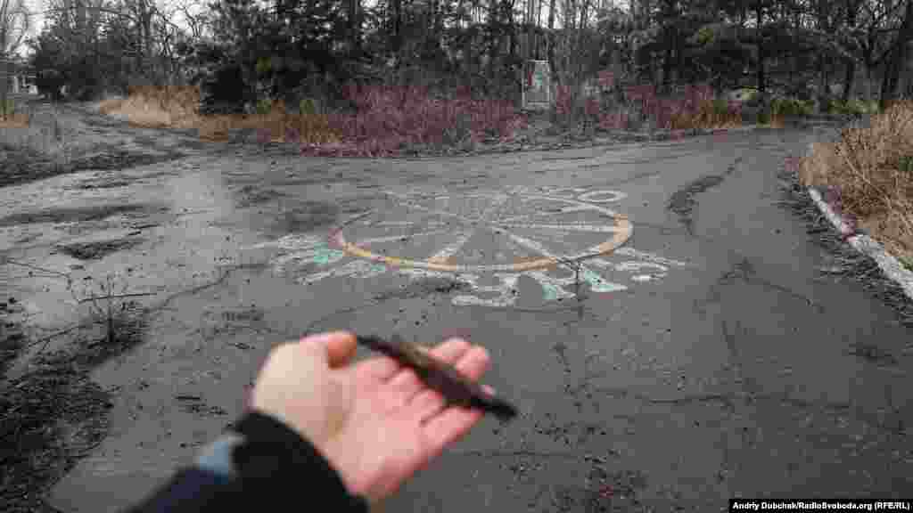 «Колесо фортуны» и обломок от 120-миллиметрового снаряда в детском лагере «Алые паруса»