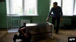 Подготовка избирательного участка, архивное фото