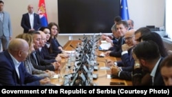 Predstavnici četiri reprezentativna sindikata zaposlenih u prosveti na sastanku u Vladi Srbije u Beogradu sa premijerom Milošem Vučevićem (desno), 11. septembar 2024.