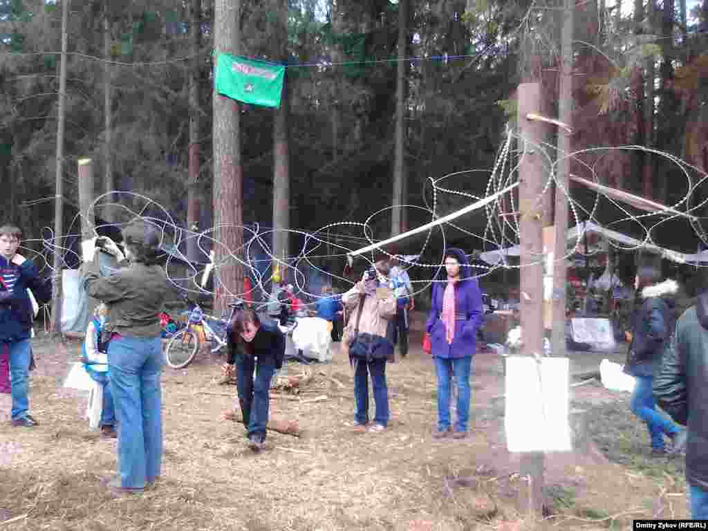 Сняли нижний уровень колючки. Теперь можно пройти