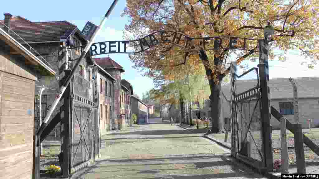 Освенцималъул аслиял каваби. Гьезда тIад хъван буго: "ХIалтIуца эркен гьарула" абун.