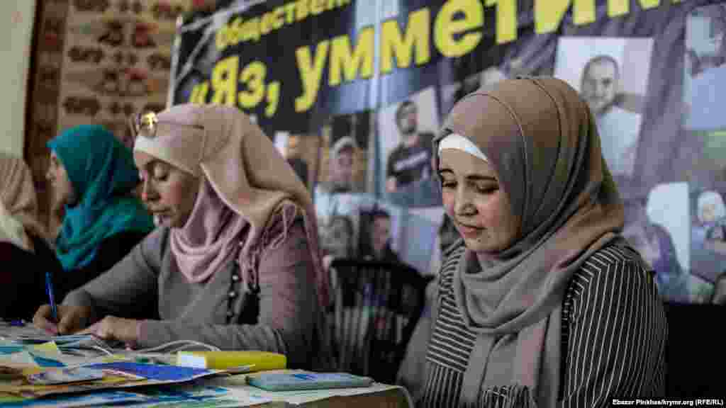 Лутфие Зудиева возле стенда инициативы «Яз умметим», призывающего писать письма политзаключенным