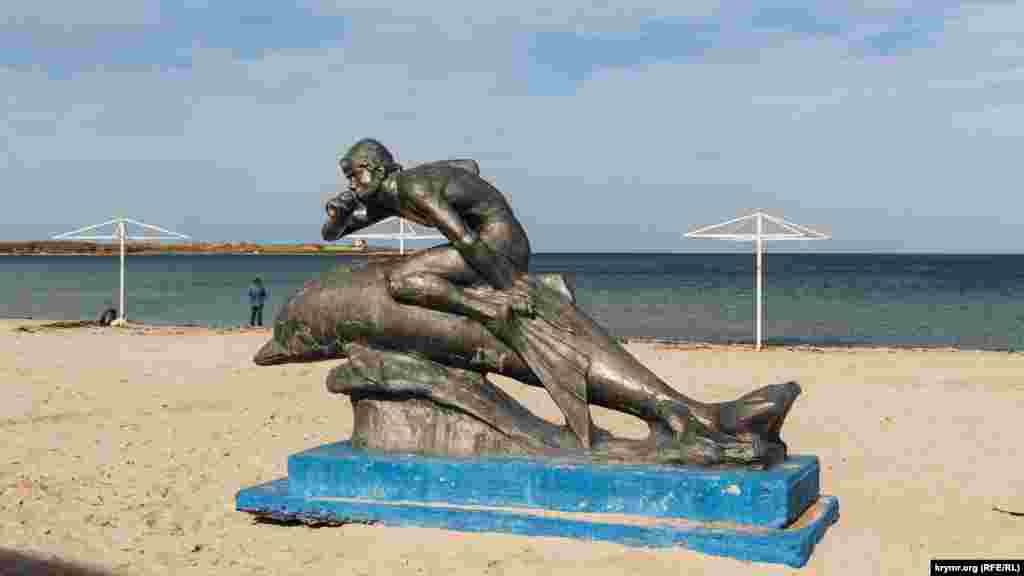 На городском пляже распологается один из символов Черноморского – скульптура «Ихтиандр»