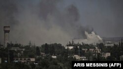 Дым над Северодонецком в результате непрекращающихся боев, 2 июня 2022 года