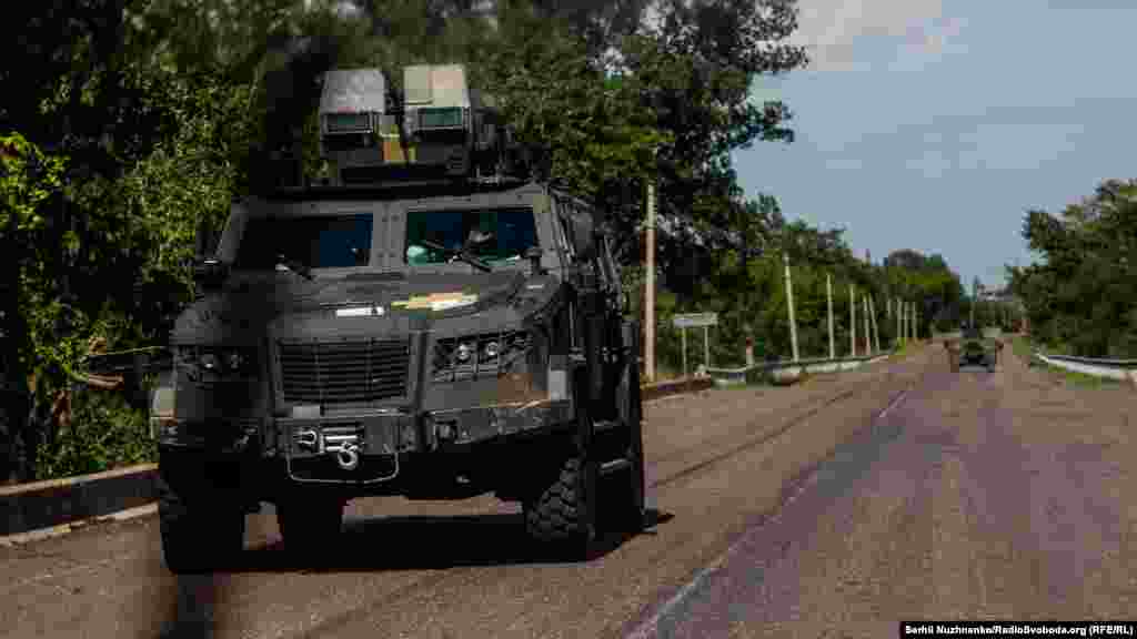 Українські військові  вітаються під час руху