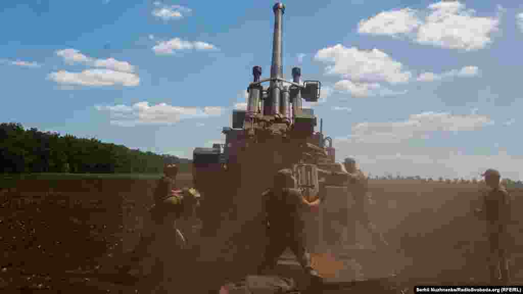 Гаубица CAESAR установлена на колесном шасси Renault Sherpa. Масса установки – около 18 тонн, длина – 10 м, ширина – 2,55 м. Бронированная кабина, которая обеспечивает защиту от шаров калибра до 7,62 мм и осколков снарядов, вмещает 5 человек. Есть система кондиционирования воздуха