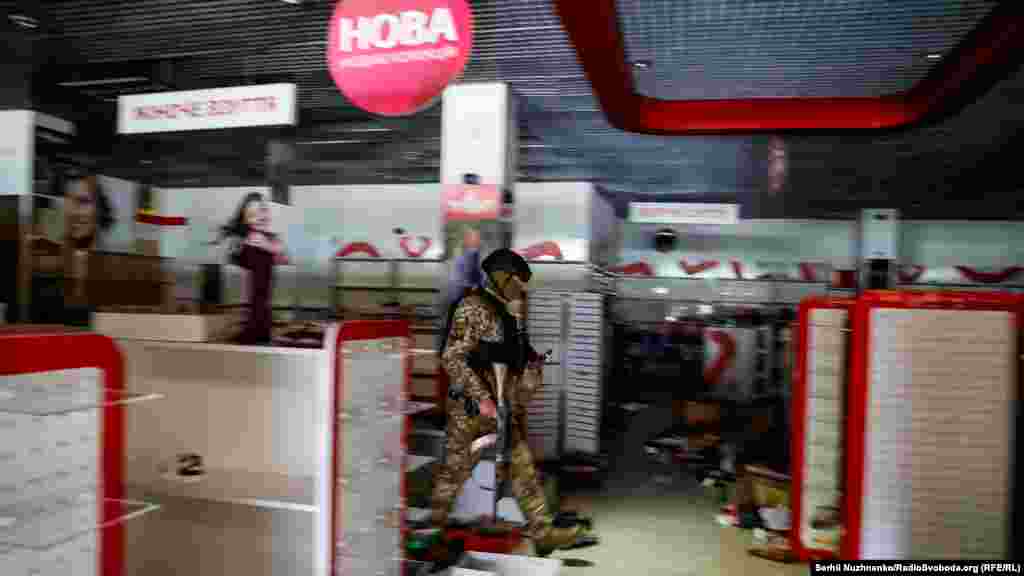 Працівники поліції патрулюють торговий центр, щоб запобігти мародерству