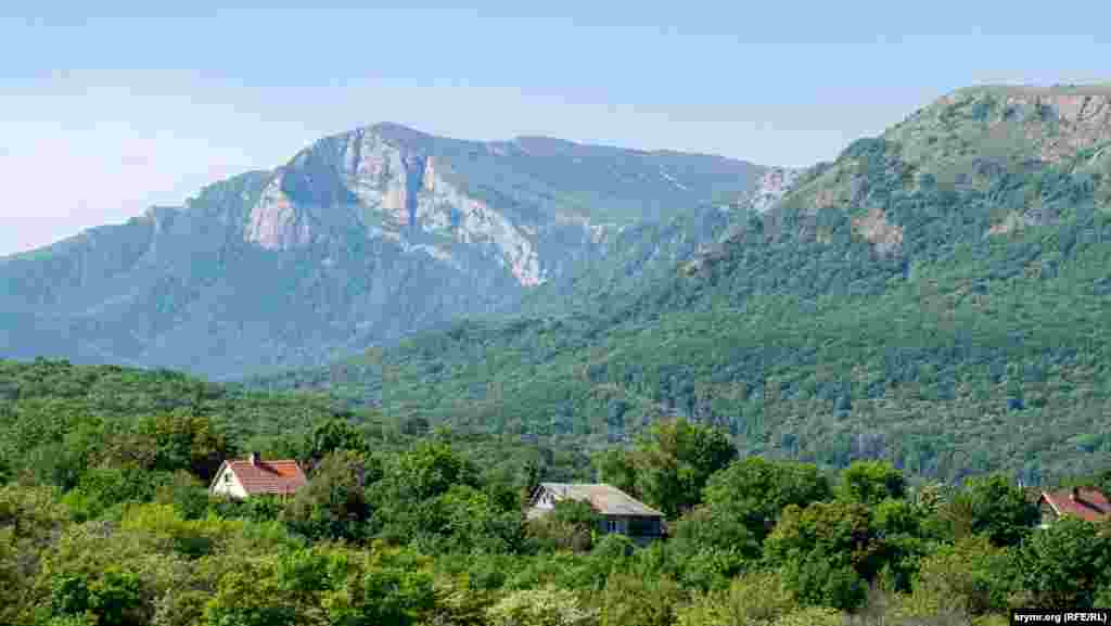 Дома Чайковского на фоне Ангары-Бурун, восточной вершины плато Чатыр-Даг. Ее высота&nbsp;&ndash; 1453 метра