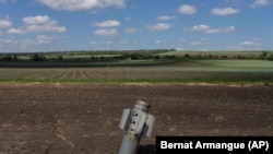 Неразорвавшаяся российская ракета на поле возле Соледара Донецкой области. Украина, июнь 2022 года.