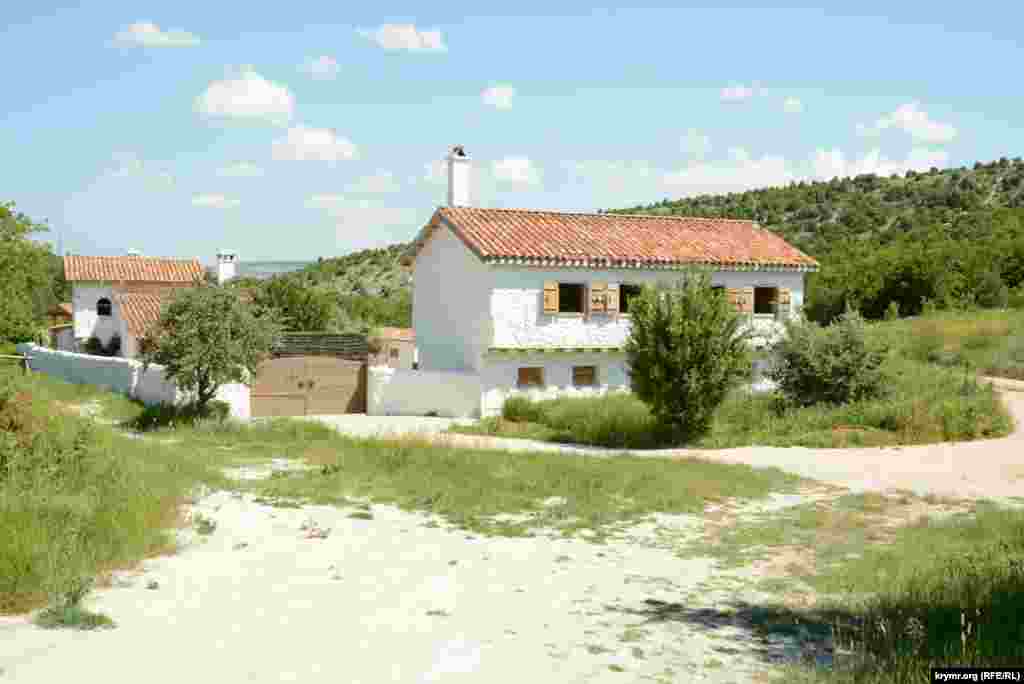 Вид на генуэзскую усадьбу «Локо Чимбали» со стороны дороги