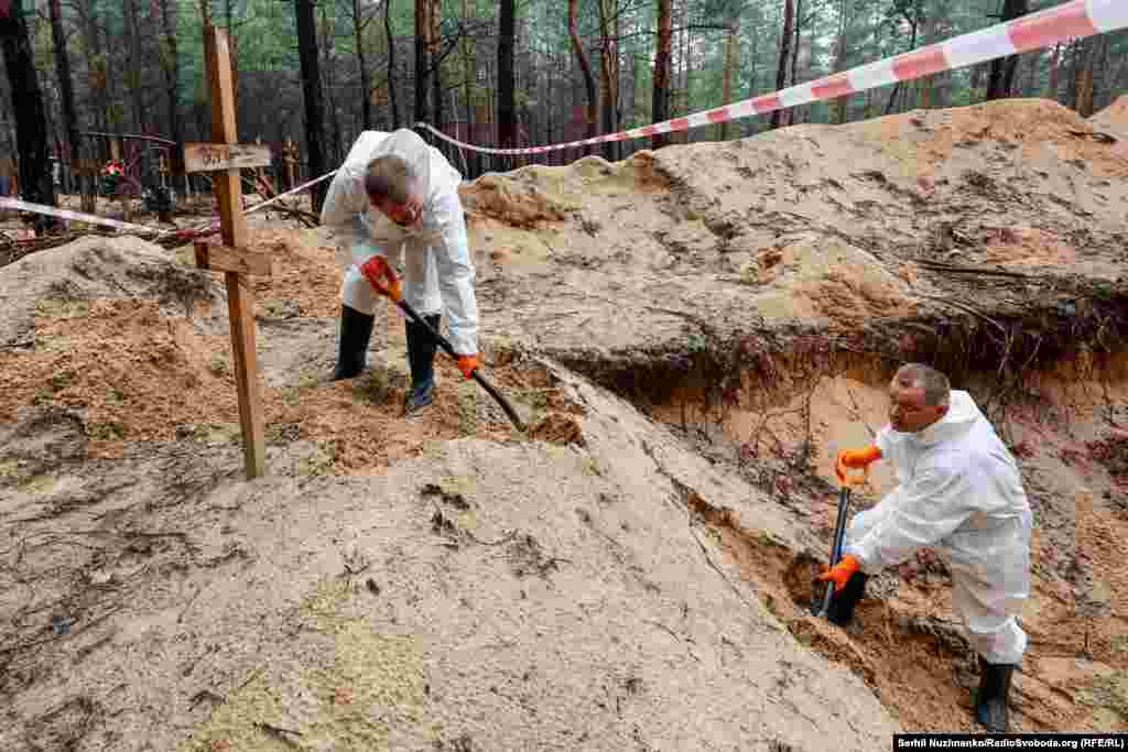 На міці масових поховань під Ізюмом знайдені тіла військових ЗСУ, яких, ймовірно, катували, вересень  2022 року / Праворуч: початок жовтня 2024-го  «На жаль, 40 людей ідентифікувати не вдалося, про них ми не знаємо… У нас немає паспортних даних, які б давали розуміння, хто це може бути. Ми маємо ексгумовані тіла в поганому стані», – повідомив начальник Слідчого управління ГУ Нацполіції в Харківській області Сергій Болвінов у коментарі «Укрінформу» в лютому 2024 року  
