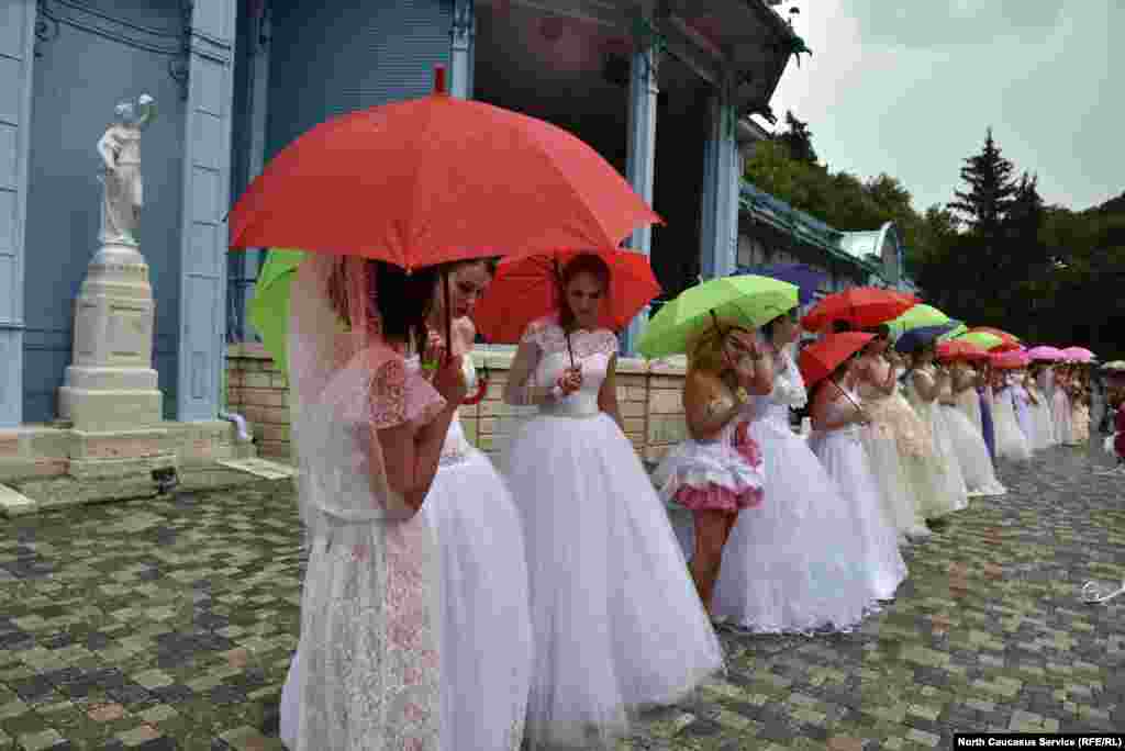 26 девушек из Ставропольского края в новобрачной экипировке пробежали дистанцию длиной почти километр, несмотря на переменчивую погоду.