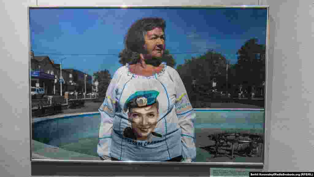 Мама Надежды Савченко. «В первый день процесса мама Савченко приехала в Донецк, чтобы поддержать дочь. К ней подошел оператор телеканала «Звезда» с камерой и спросил: «Как вы относитесь к тому, что ваша дочь убила двух журналистов?». Отвечать он не стала»