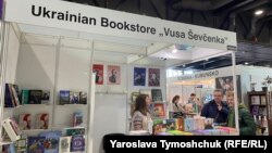У книжковому павільйоні Україну представляють «Вуса Шевченка» – це перша українська книгарня у Празі.