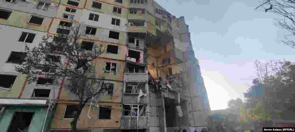 За даними місцевої влади, сили РФ завдали щонайменше п’ять ударів керованими авіабомбами, поціливши по житловому будинку в Харкові авіабомбою ФАБ-500. На фото: наслідки влучання в багатоповерхівку у Харкові. Декілька квартир у результаті цього було знищено повністю, чимало пошкоджено. Загинули люди. 24 вересня 2024 року  