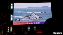 Телевизионный сюжет о военных учениях китайской армии у берегов Тайваня на экране в торговом центре в Пекине, 1 апреля 2025 года