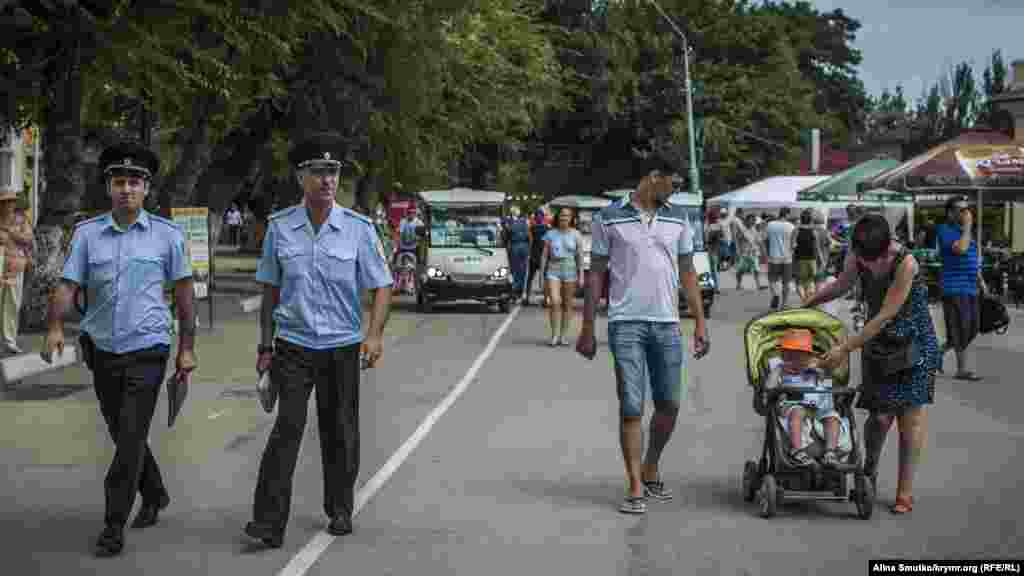 Российские силовики на празднике. Уже с утра у входа на привокзальную площадь стоял наряд полиции и металлические рамки 