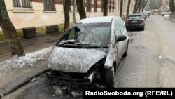 За словами начальника слідчого відділу Галицького районного відділу поліції, над справою про підпал машини Галини Терещук працюють понад 80 співробітників