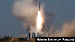 Архівне фото: пуск ракети з пускової установки російського ЗРК С-300 на навчаннях у Росії